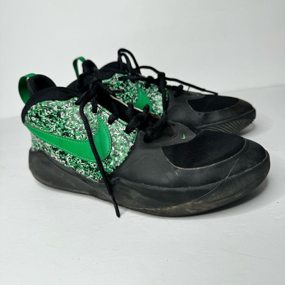 Nike Team Hustle Sz 4.5Y Kids Black/Green Sneakers